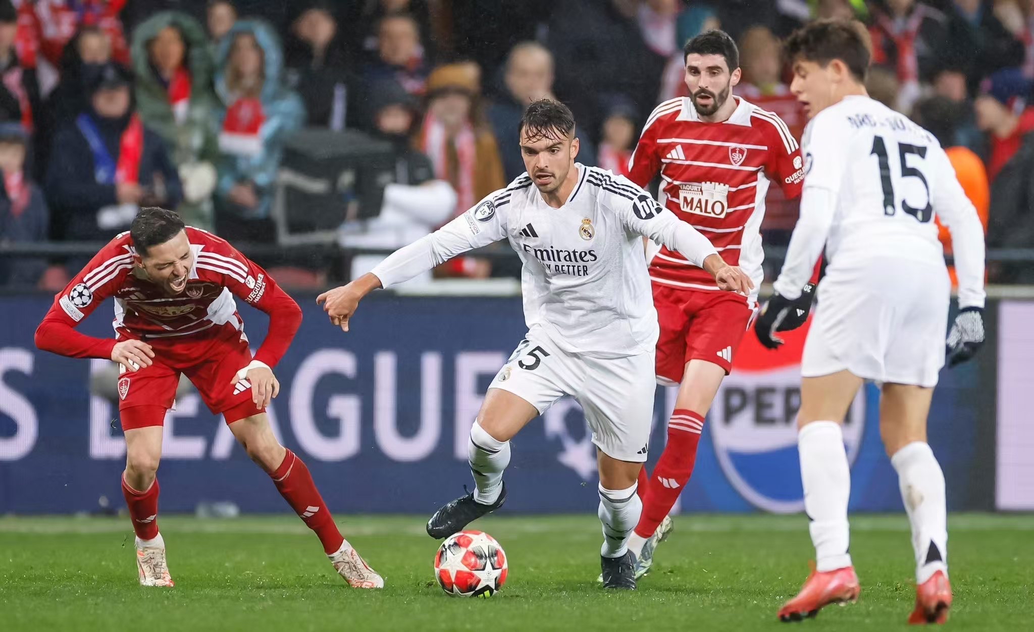 汉堡前锋状态回勇,连场比赛取得进球的简单介绍 汉堡前锋状态回勇,连场比赛取得进球的简单介绍