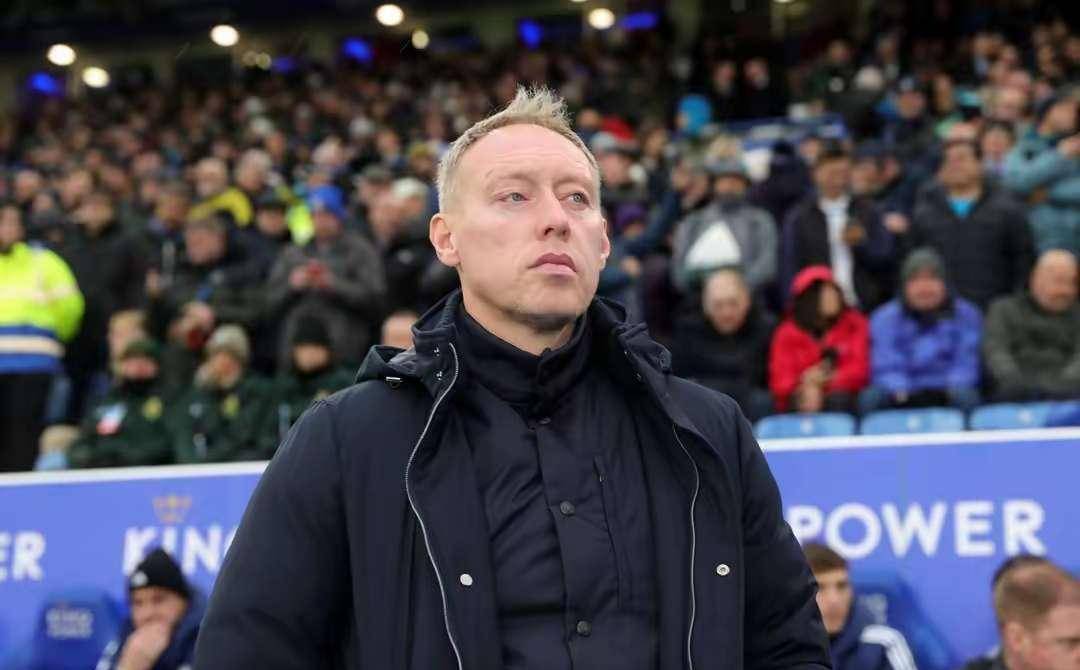 爱游戏下载-一位足球教练因成绩不佳被解职