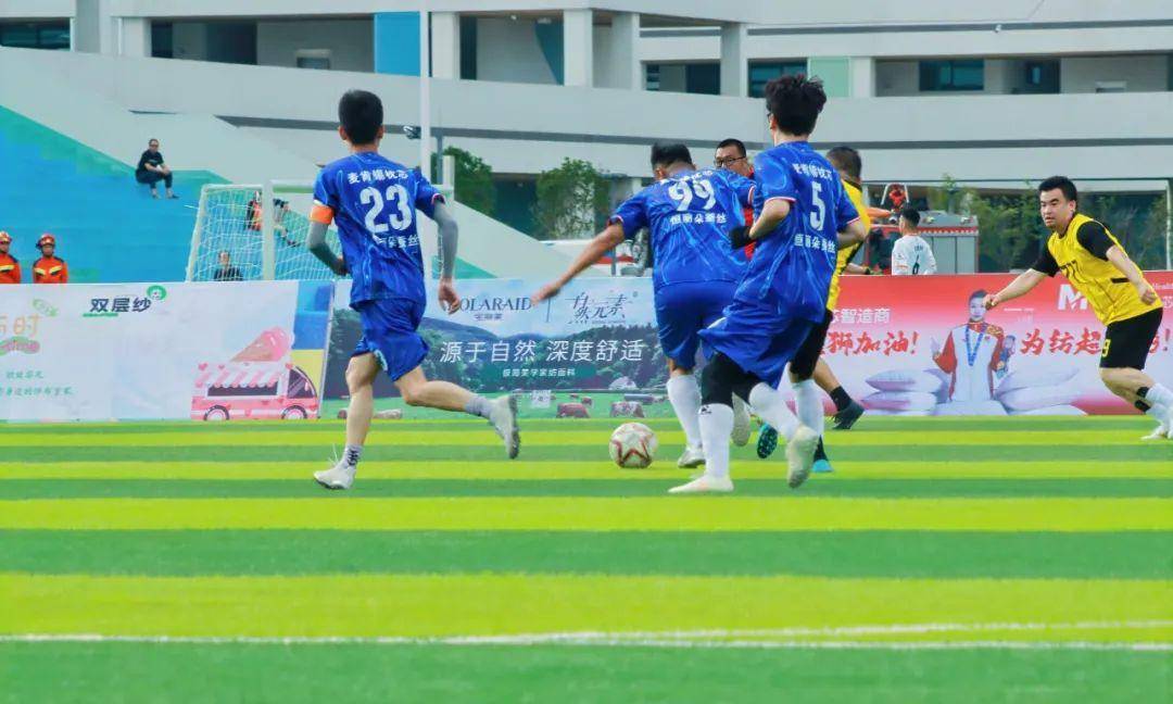 爱游戏vip注册-草根足球比赛,球员拼尽全力争胜