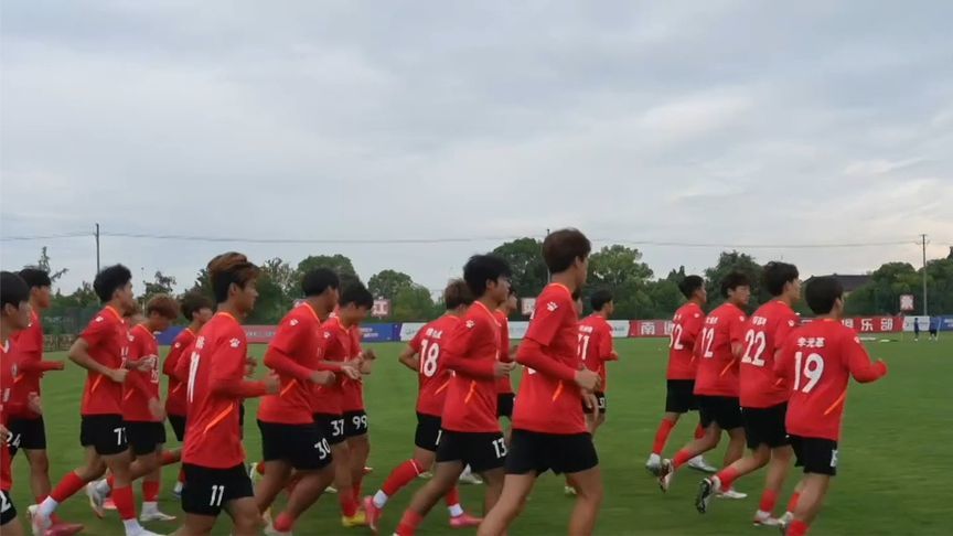 草根足球比赛,球员拼尽全力争胜 草根足球比赛,球员拼尽全力争胜