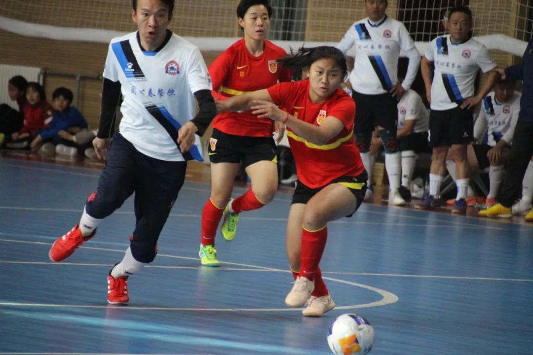 爱游戏app-中国女足备战全运会足球比赛,球队士气高涨