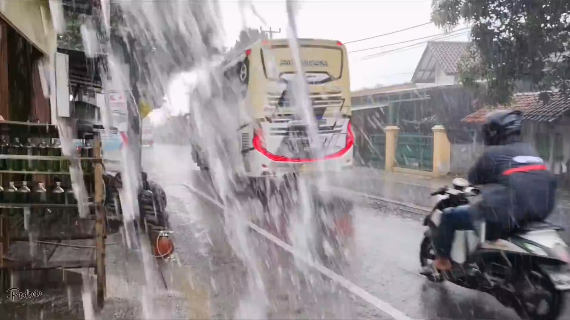 爱游戏网页版入口-暴雨风云！比赛中突降的暴雨成为意外情况的简单介绍