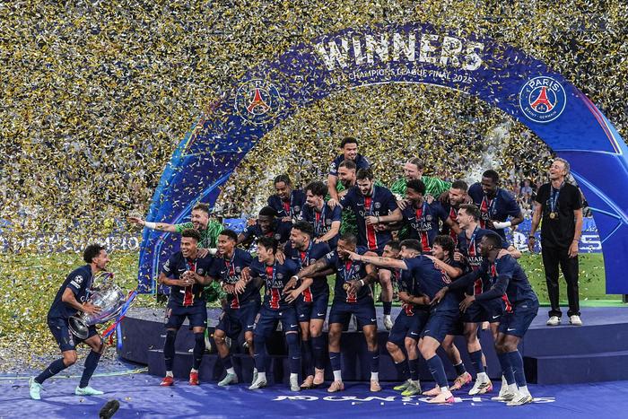 爱游戏官方-巴黎圣日耳曼豪取大胜，法甲联赛领跑