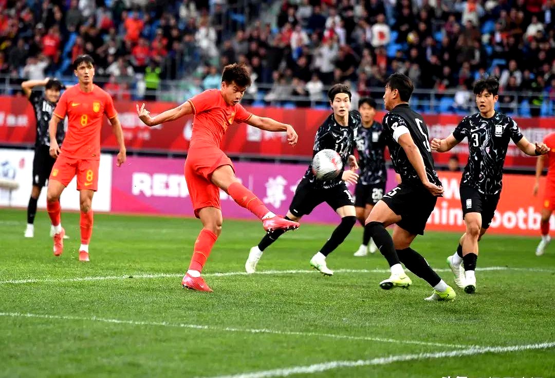 国内足球赛事中一场激烈角逐成为焦点 国内足球赛事中一场激烈角逐成为焦点