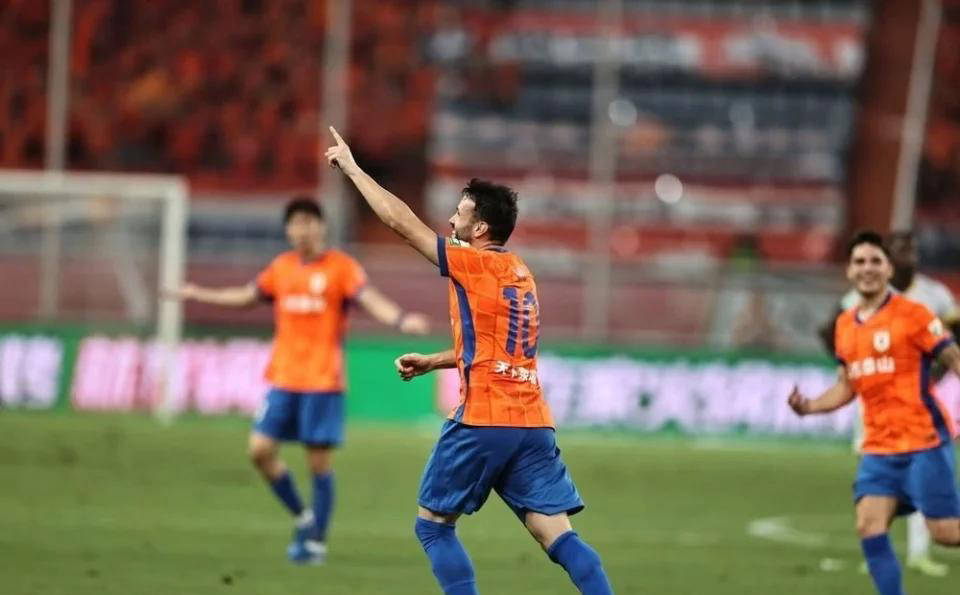 爱游戏在线-一场比赛中球员个人表现抢眼