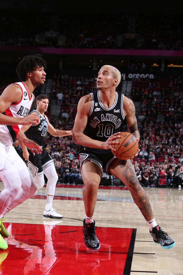 开拓者大胜马刺晋级次轮 开拓者大胜马刺晋级次轮