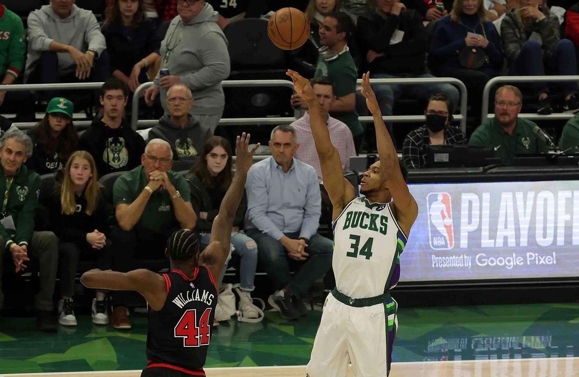 爱游戏教练-雄鹿大胜76人晋级季后赛