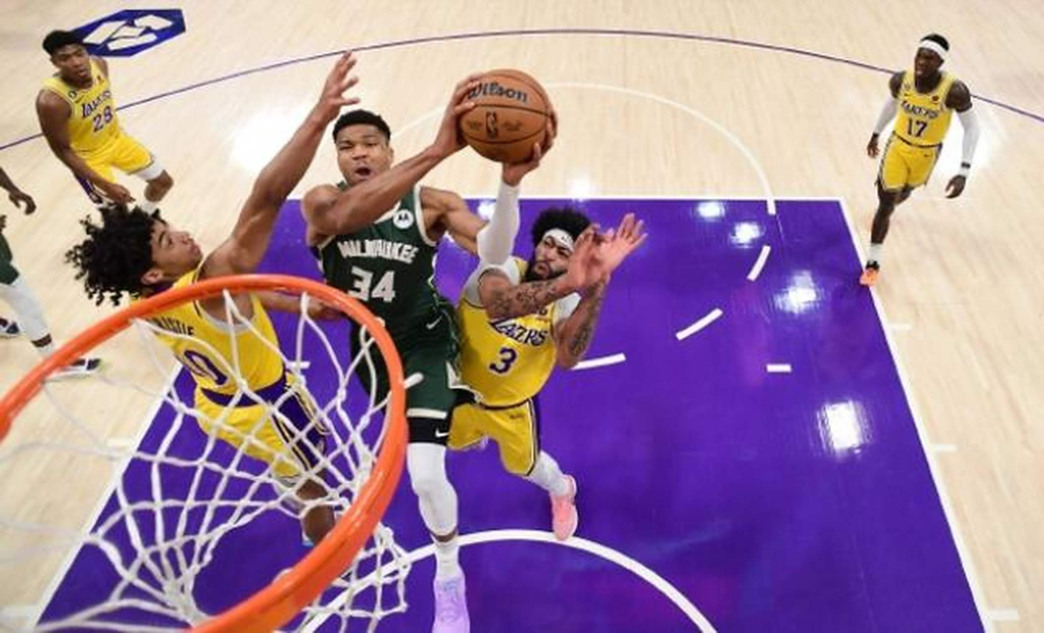 爱游戏竞技-雄鹿主场力克湖人继续胜利